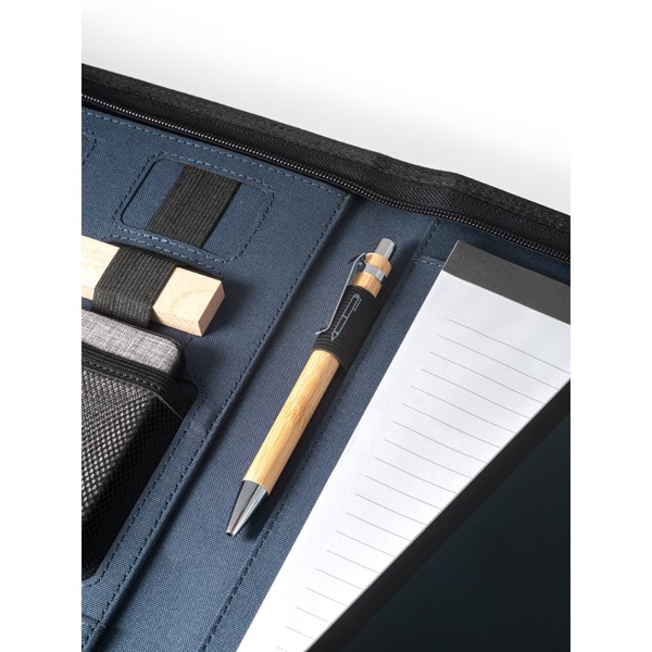 PS - EMERGE FOLDER. A4 folder in 100% rPET 300D with zipper