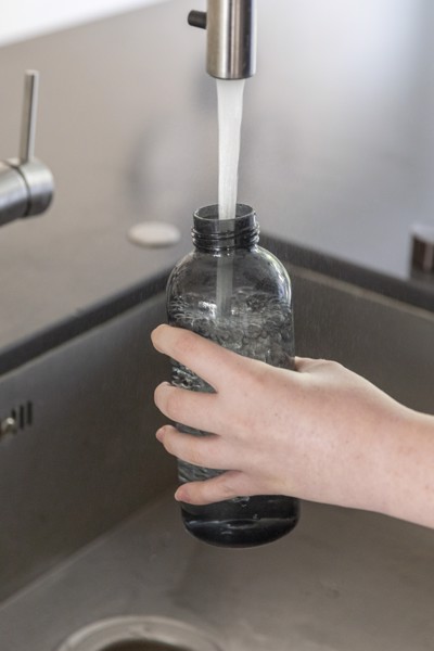 Auslaufsichere Trinkflasche mit Metalldeckel - Schwarz