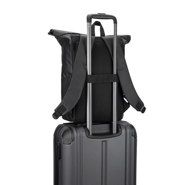 OSASCO BPACK. Batoh s rolovacím systémem, který umožňuje srolovat horní část batohu podle jeho objemu, vyrobený z recyklovaného polyesteru 600D - Černá