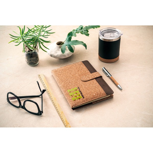 FIELDING. Pasta A5 em cortiça e poliéster reciclado (100% rPET) com bloco de notas removível