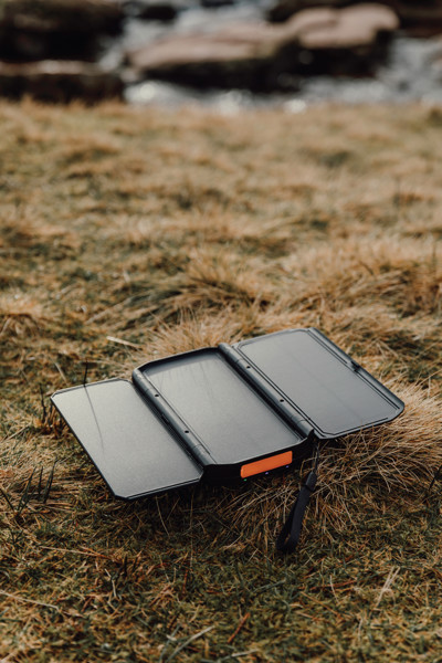 Nordic Drift Titan 10.000mAh solar powerbank with 3 panels