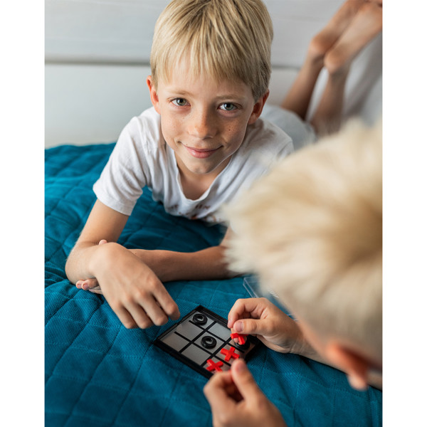 Magnetic tic tac toe game