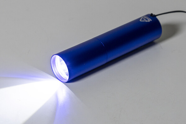 Lampe de poche rechargeable en aluminium recyclé Chargelight Tone - Bleu