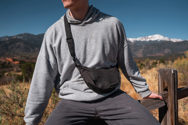 Sac banane en bandoulière en rPET AWARE™ Crescent - Noir