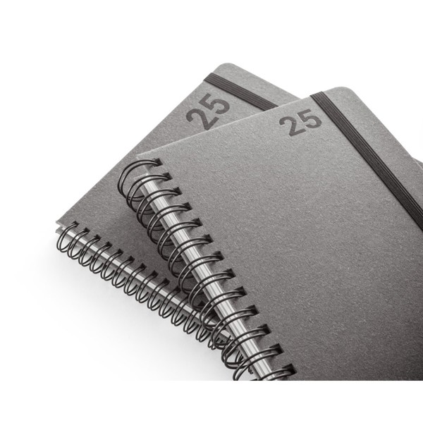 SIMMEL B5. Agenda B5, con anillas, de cuero (58% reciclado)