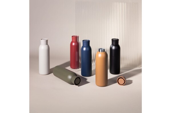 Sagaform Tekla Bouteille en acier avec bouchon poussoir (recyclé) 500 ml - Rouge foncé