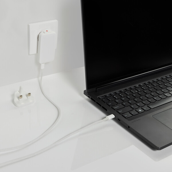Fluxo RCS 65W flat GAN charger with universal connectors