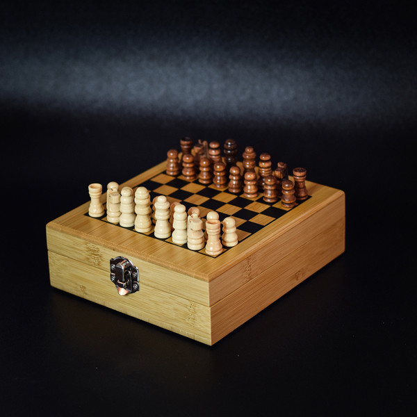 Abruzzo chess and wine set