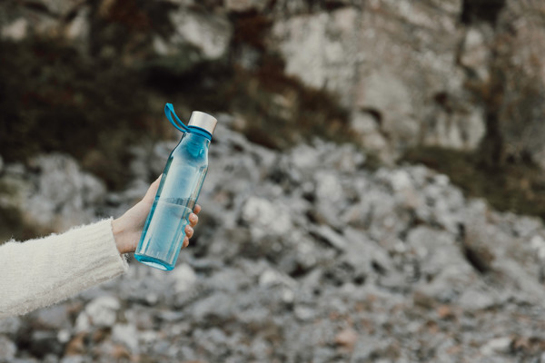 Lahev na vodu 800ml VINGA Lean z RCS RPET - Modrá