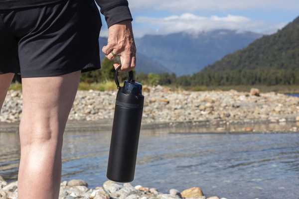 Plastenka Omni Sip 720 ml, reciklirano jeklo, na zaklepanje - Črna