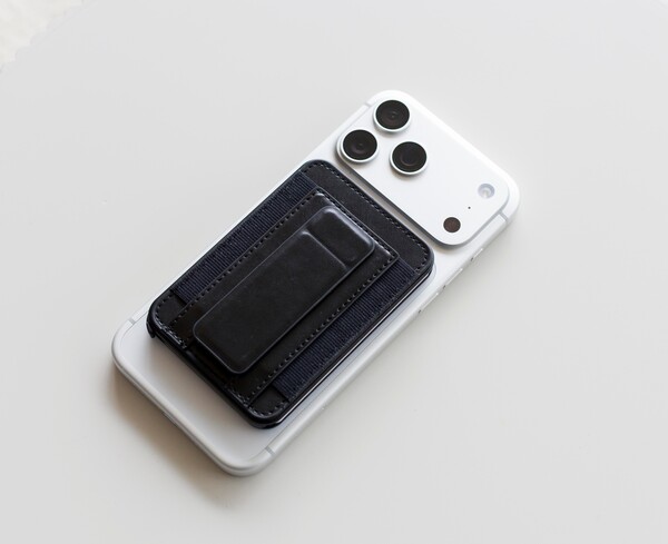 BrandCharger card holder Wally Stand Pro | Recycled