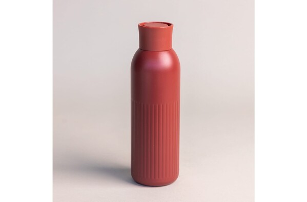 Sagaform Tekla Bouteille en acier avec bouchon poussoir (recyclé) 500 ml - Rouge foncé