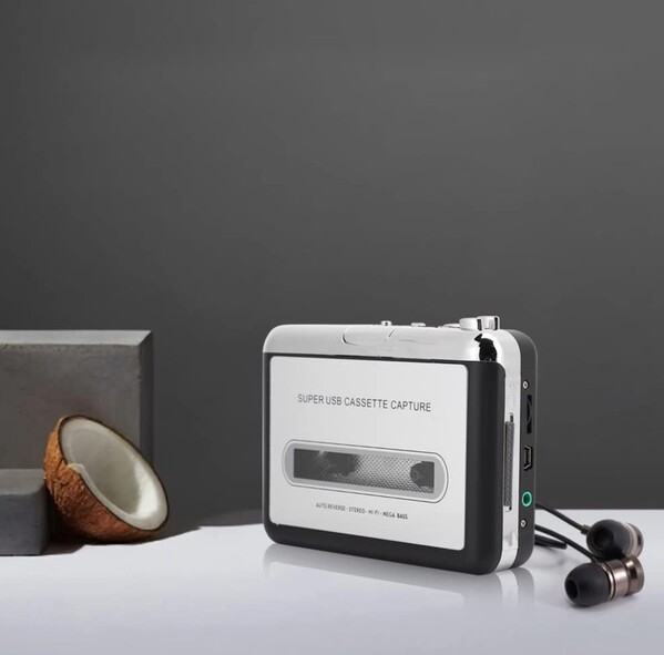 Cassette player with USB-to-MP3 converter