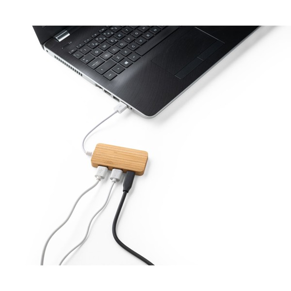 HUB com 2 portas USB-A e 1 USB-C em bambu - MOSER