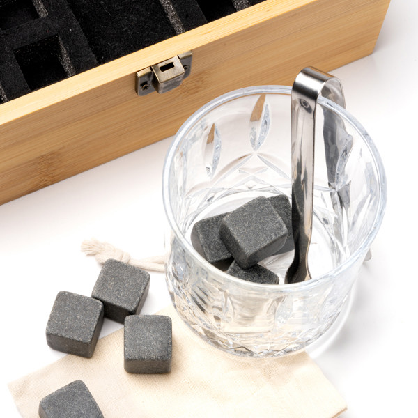Set de whisky personalizado con vasos de vidrio y cubitos de piedra natural reutilizables
