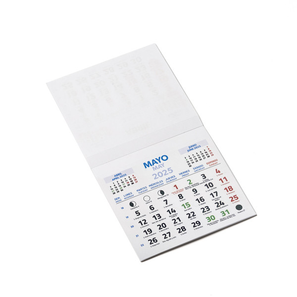 Personalised calendar magnet with removable monthly sheets