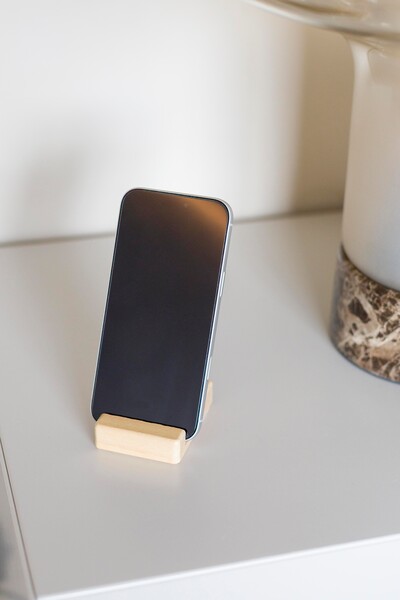 Phone holder Nyla | Recycled wood
