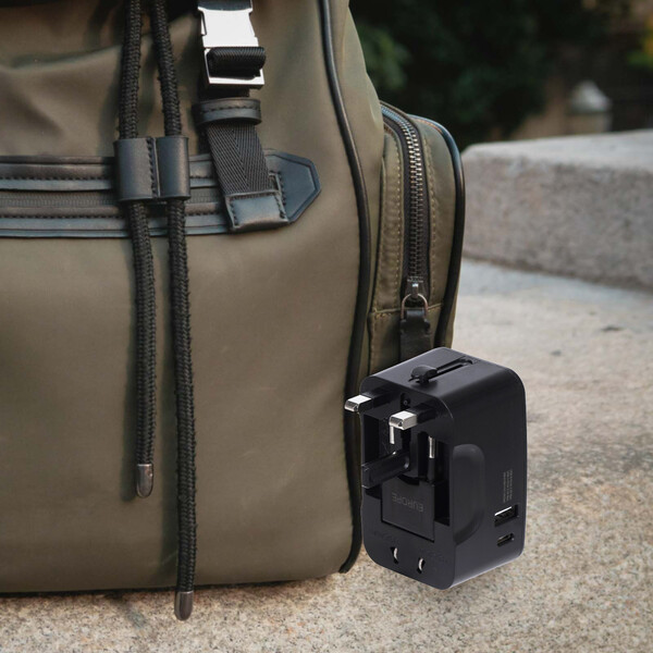 KOJIMA - ADAPTATEUR UNIVERSEL DE VOYAGE AVEC SORTIES USB-C ET USB-A - NOIR