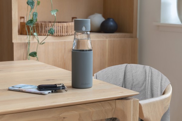 Ukiyo glass hydration tracking bottle with sleeve - Grey