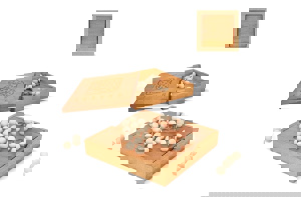 Marble solitaire game - Nature