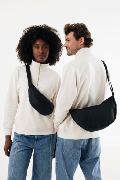 Crossbody Crescent XL z RPET AWARE™  ve tvaru půlměsíce - Černá