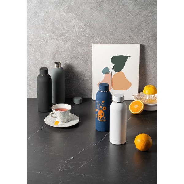 ODIN. Garrafa em aço inoxidável (36% reciclado) com acabamento em borracha 550 mL - Azul Marinho