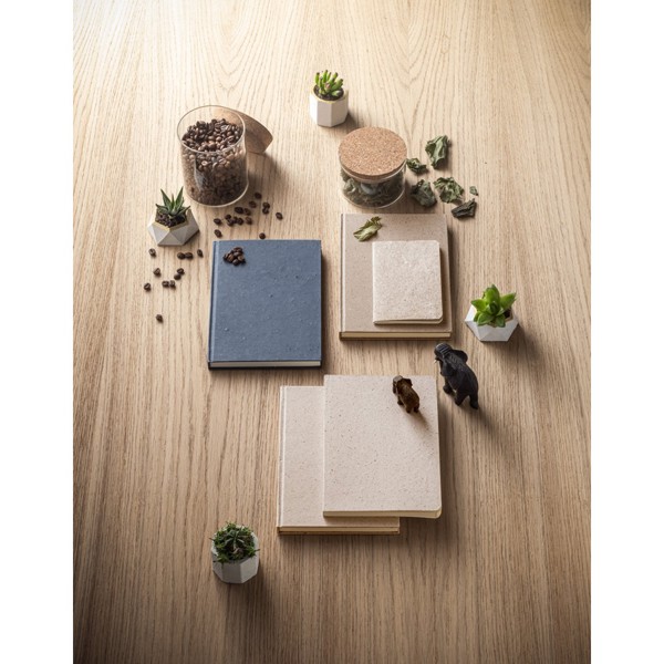 COFFEEPAD RIGID. Bloco de notas A5 com capa rígida fabricada a partir de restos de cascas de café (65%)