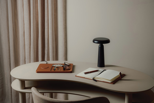 VINGA Avery RCS table lamp - Black