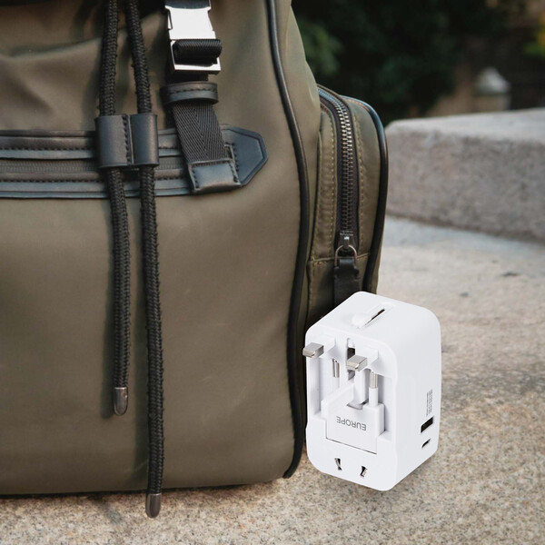 KOJIMA - ADAPTATEUR UNIVERSEL DE VOYAGE AVEC SORTIES USB-C ET USB-A - BLANC