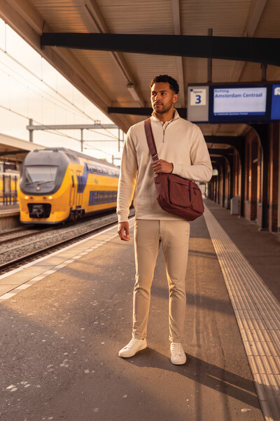 KENTO URBAN RCS polstrovaná crossbody taška z rec. Nylonu - Vínovo Červená