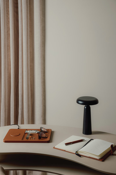 VINGA Avery RCS table lamp - Black