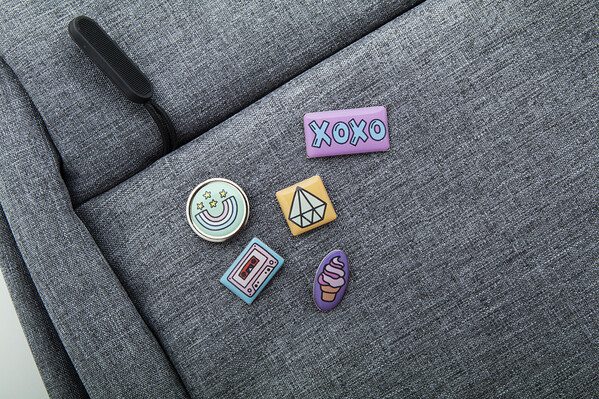 Pin's en métal Lark