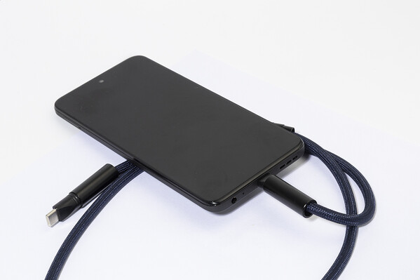 Tour de cou pour téléphone portable en RPET 60 W HolCharge - Bleu Foncé