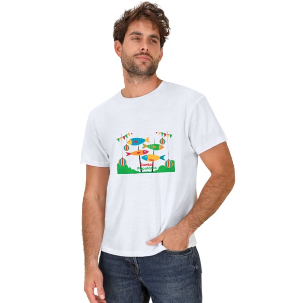 T-shirt de Adulto Branca com impressão a cores.