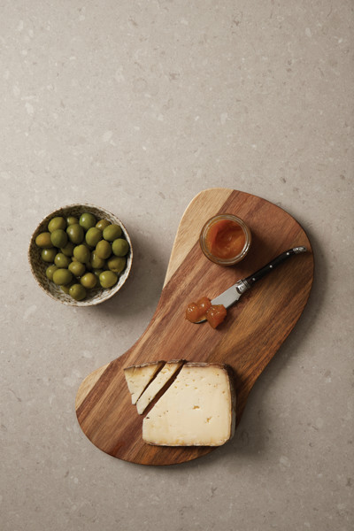 Vinga Veia serving board FSC acacia wood