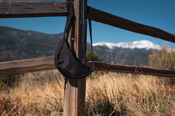 Sac banane en bandoulière en rPET AWARE™ Crescent - Noir