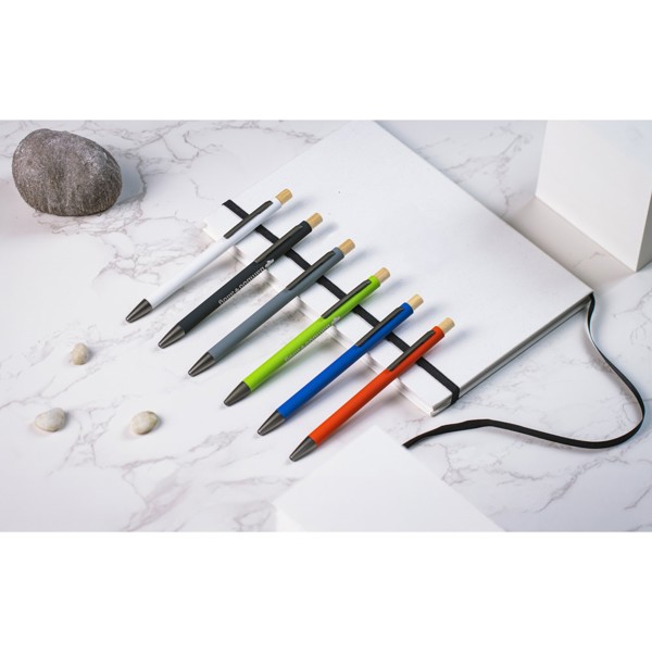 ZYLEN. Guľôčkové pero z recyklovaného hliníka (100 % rAL) s gumovým povrchom - Biela