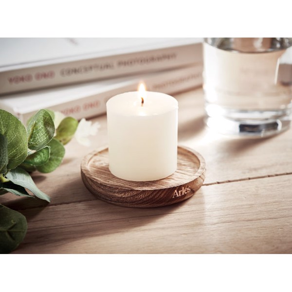 Candle on round wooden base Pentas