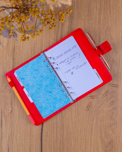 Notique Refill – Týdenní Kroužkový Diář S Vyměnitelnými Listy 2027, Sytě Červený, 12,5 x 19 cm - Východní