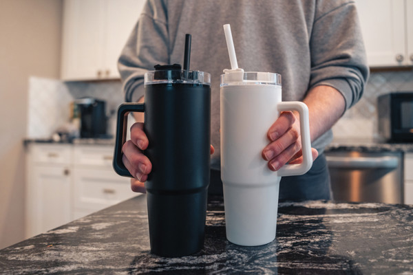 Kozarec Tana 900 ml, dvojna stena iz reciklirane plastike - Bela