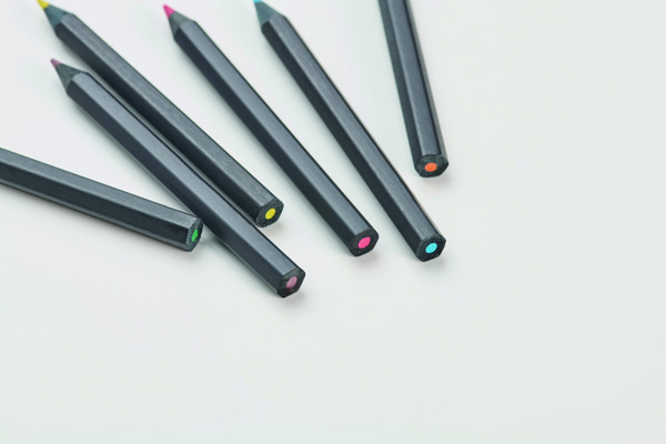 6 crayons de couleur Negro