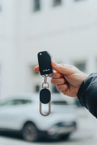 Keyfinder keychain with worldwide locating and USB C