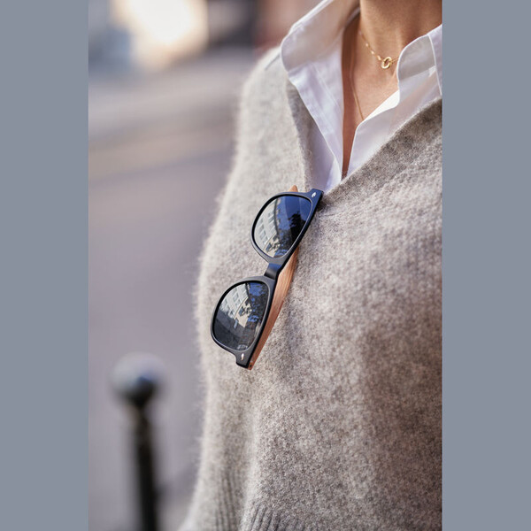 Sunglasses with wooden-look temples