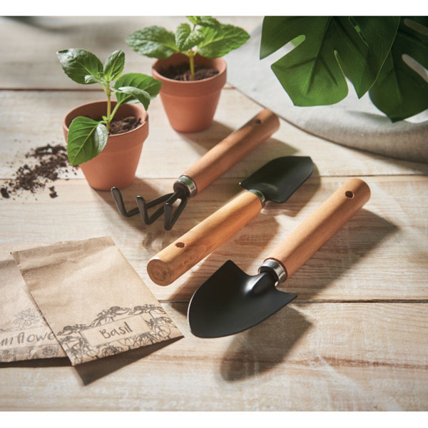 3 outils de jardinage Grass