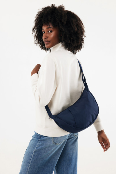 Sac bandoulière XL en rPET AWARE™ Crescent - Bleu Marine