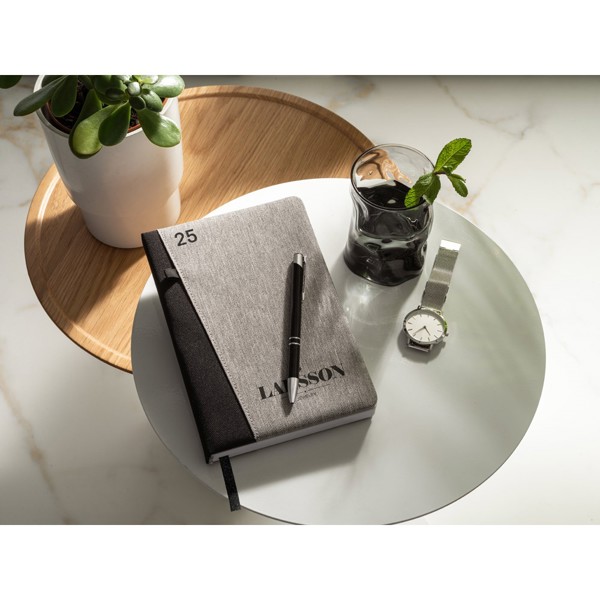 LARSSON B5. Agenda B5 em poliéster reciclado (100% rPET) - Cinzento