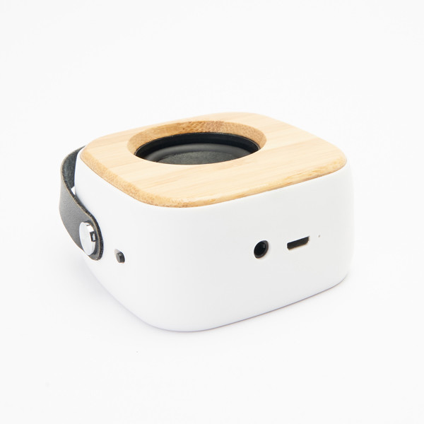 Altavoz inalámbrico personalizado de bambú y ABS 3W con asa de polipiel