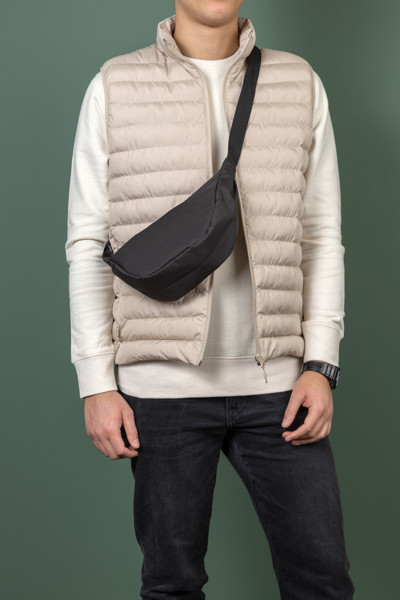 Sac banane en bandoulière en rPET AWARE™ Crescent - Noir