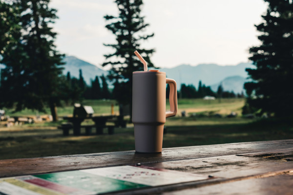 Mug 900ml en acier inoxydable recyclé Embrace RCS - Rose