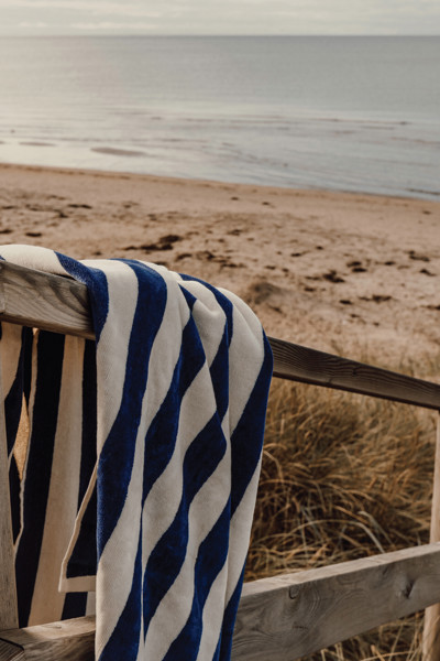 VINGA Serviette de plage GRS Lagoa - Bleu Marine / Blanc